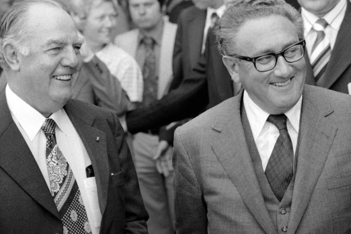 http://plutocracia.com/imagens/Kissinger_Vorster.jpg